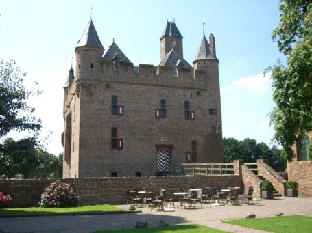 Doornenburg : Schloss Doornenburg, Hauptburg, Vorburg und Hauptburg sind durch eine Holzbrücke miteinander verbunden